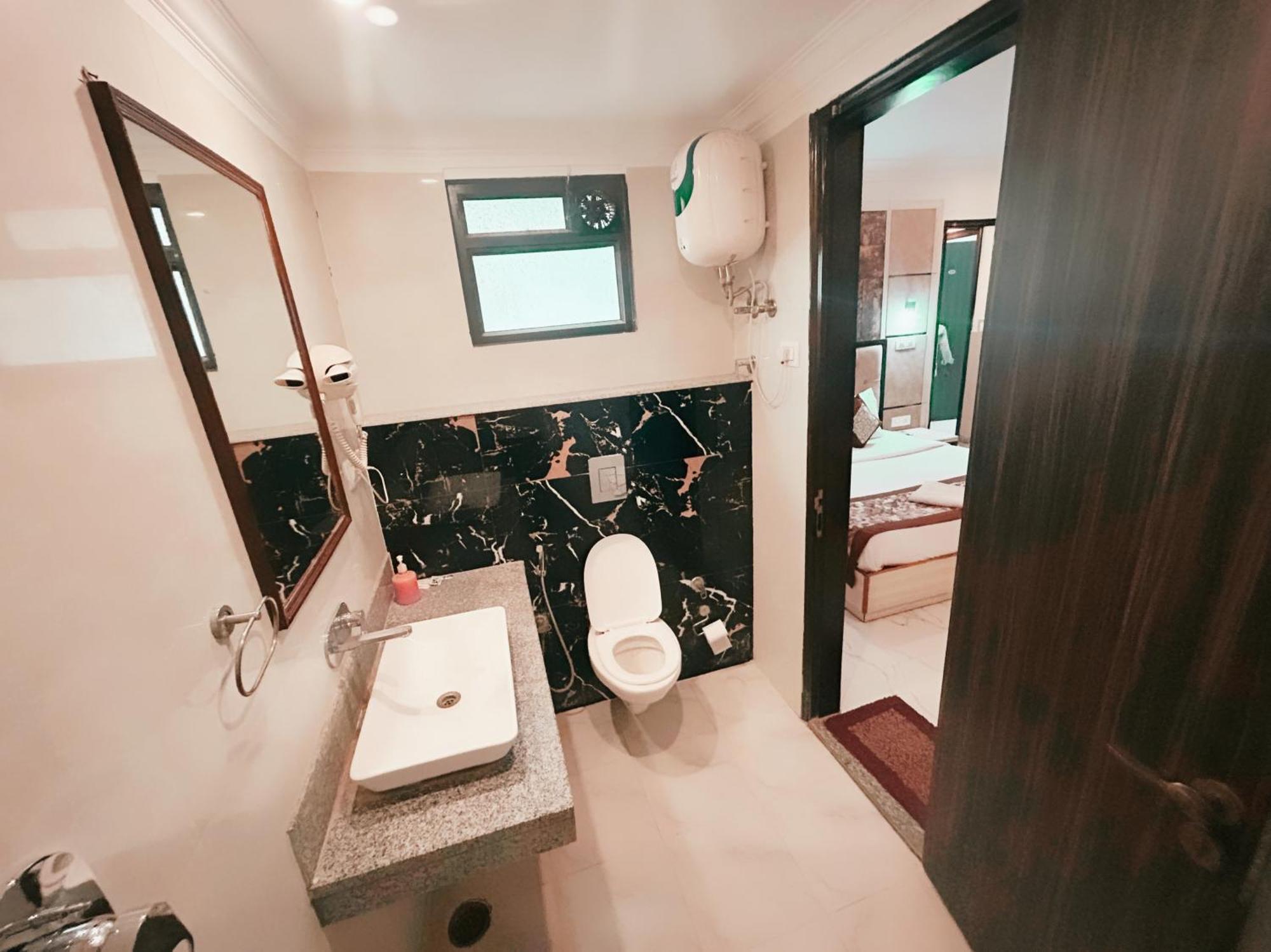 فندق The Almora Residency - Complimentary Airport Trasnfer نيودلهي المظهر الخارجي الصورة